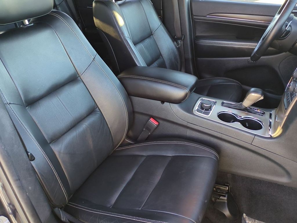 Thumbnail: 2016 Jeep Grand Cherokee - 11