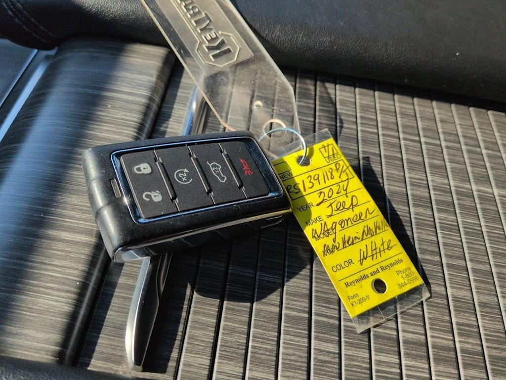 Thumbnail: 2024 Jeep Wagoneer - 17