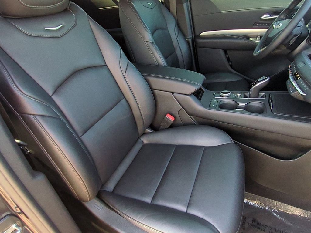 Thumbnail: 2023 Cadillac XT4 - 11