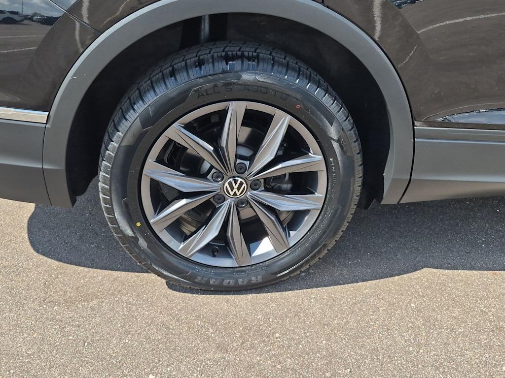 Thumbnail: 2023 Volkswagen Tiguan - 8