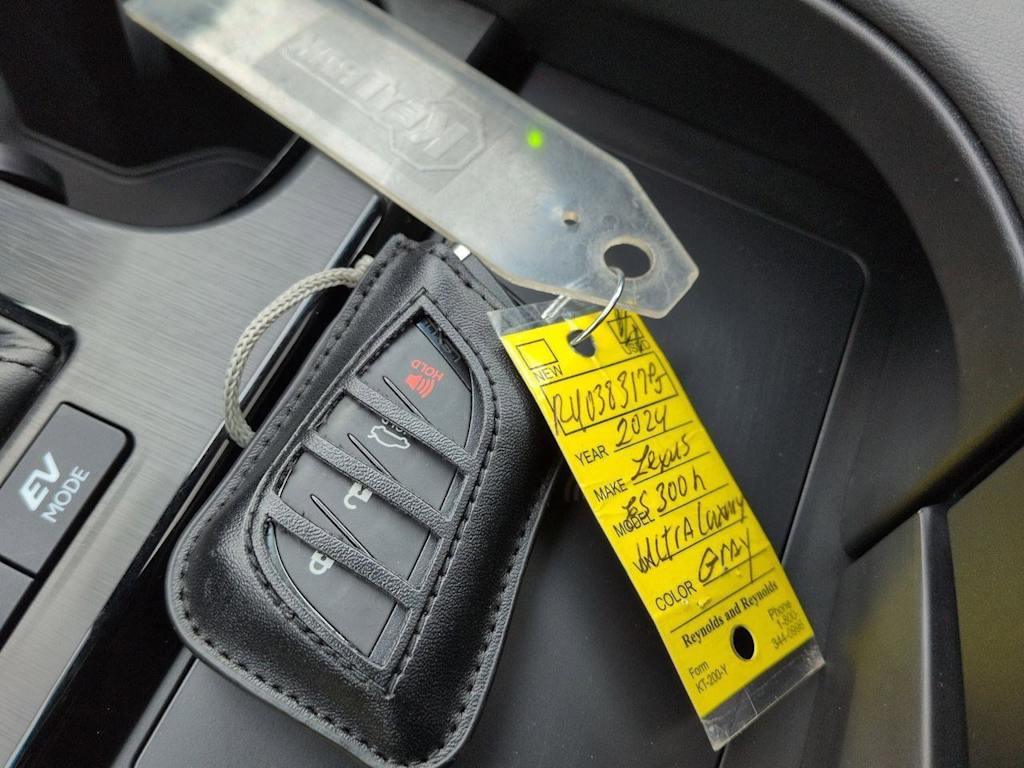 Thumbnail: 2024 Lexus ES - 19