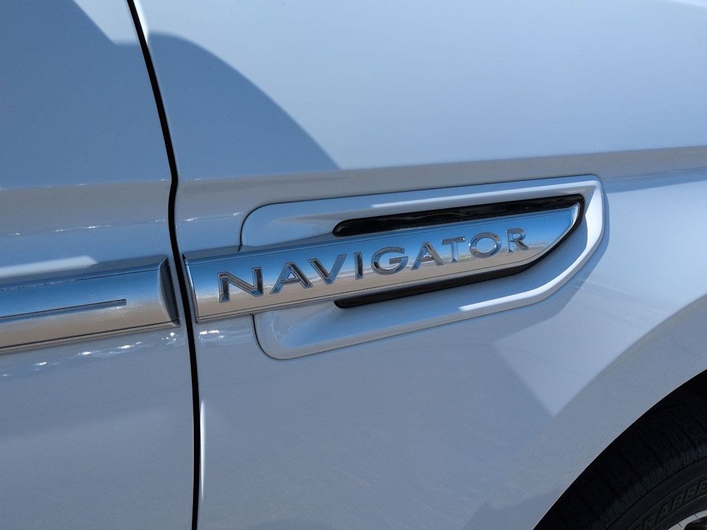 Thumbnail: 2021 Lincoln Navigator - 24