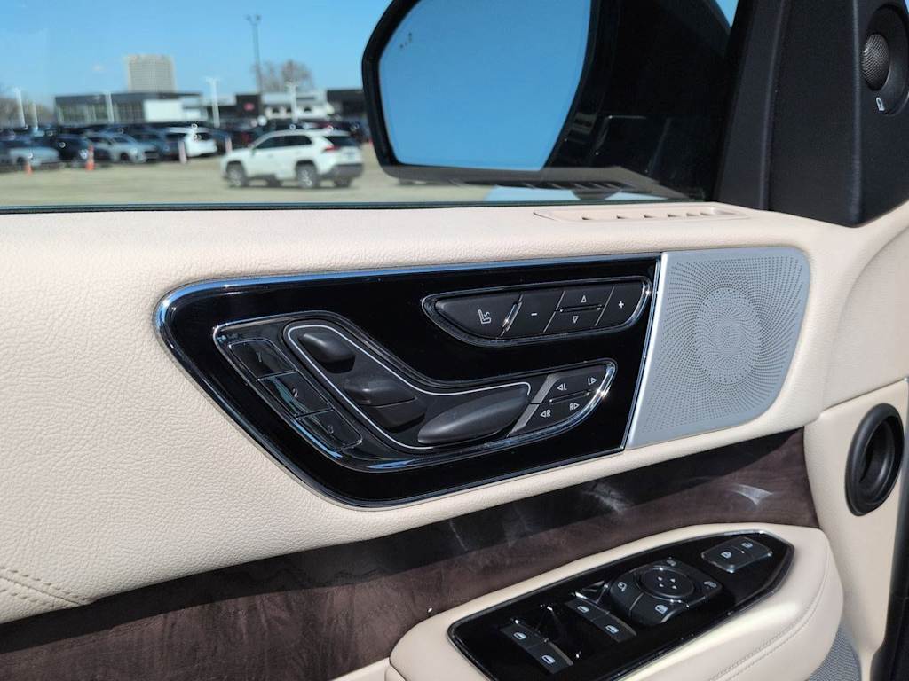 Thumbnail: 2021 Lincoln Navigator - 25