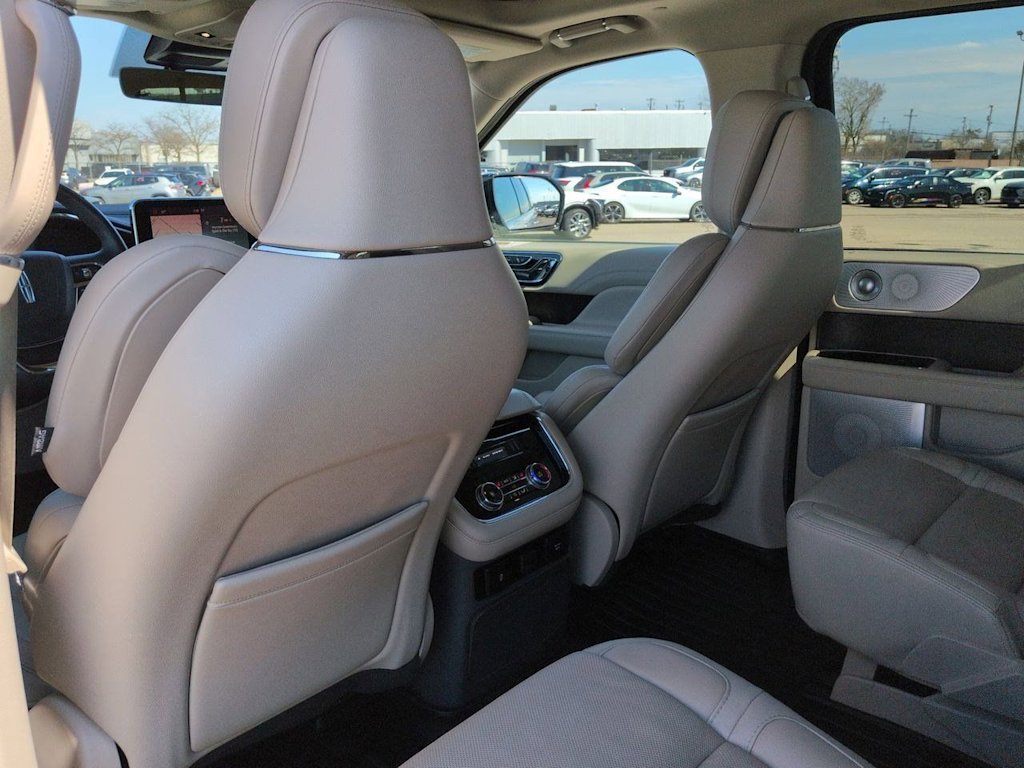 Thumbnail: 2021 Lincoln Navigator - 13