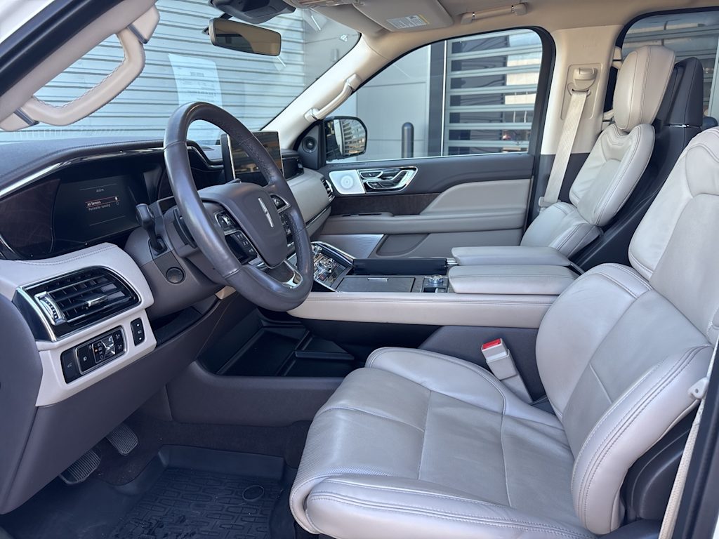 Thumbnail: 2023 Lincoln Navigator L - 10