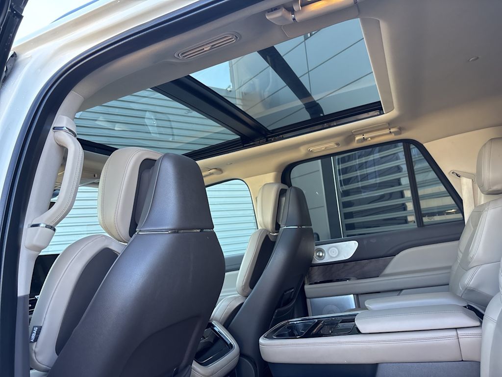 Thumbnail: 2023 Lincoln Navigator L - 23