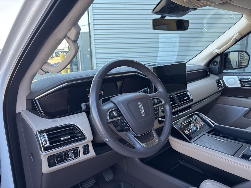 Thumbnail: 2023 Lincoln Navigator L - 2