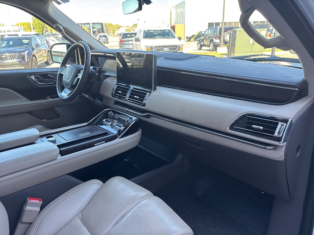 Thumbnail: 2023 Lincoln Navigator L - 9