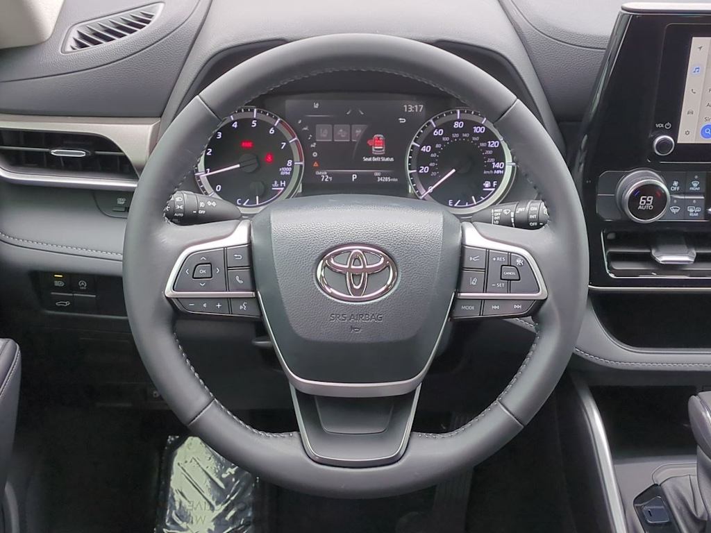 Thumbnail: 2023 Toyota Highlander - 13