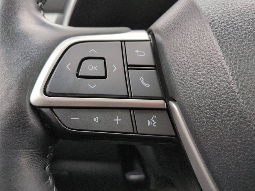 Thumbnail: 2023 Toyota Highlander - 32