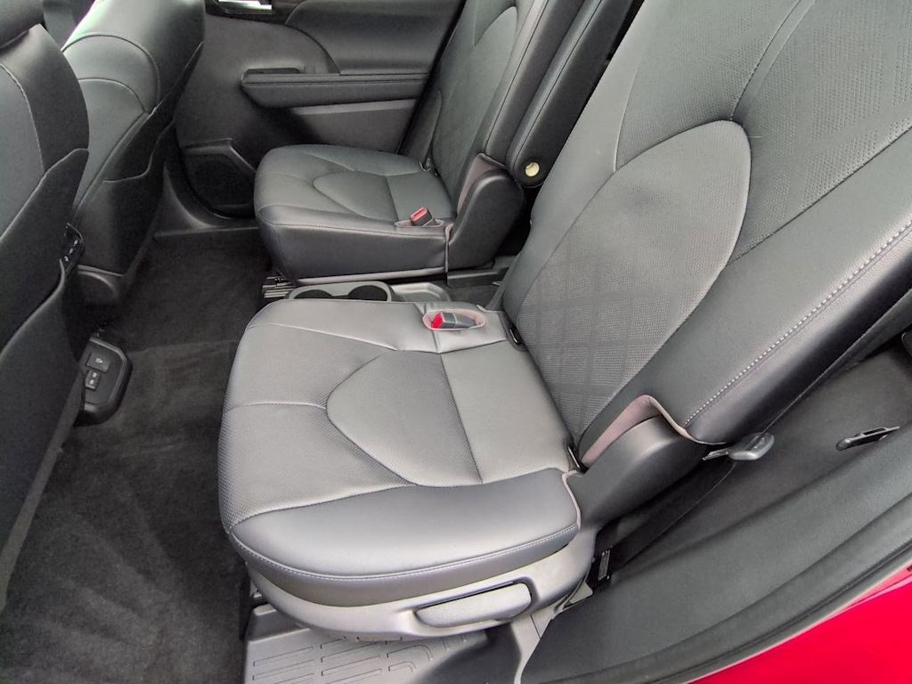 Thumbnail: 2023 Toyota Highlander - 28