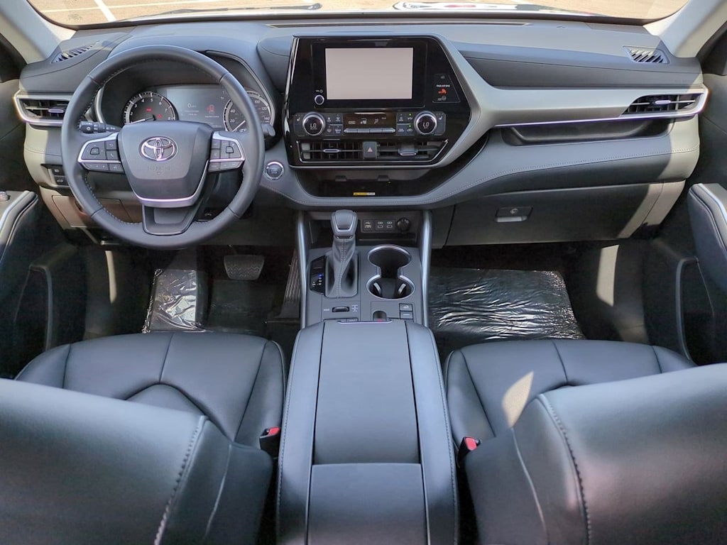 Thumbnail: 2023 Toyota Highlander - 9