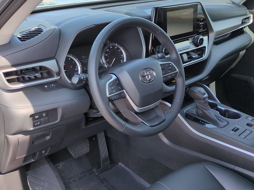 Thumbnail: 2023 Toyota Highlander - 2
