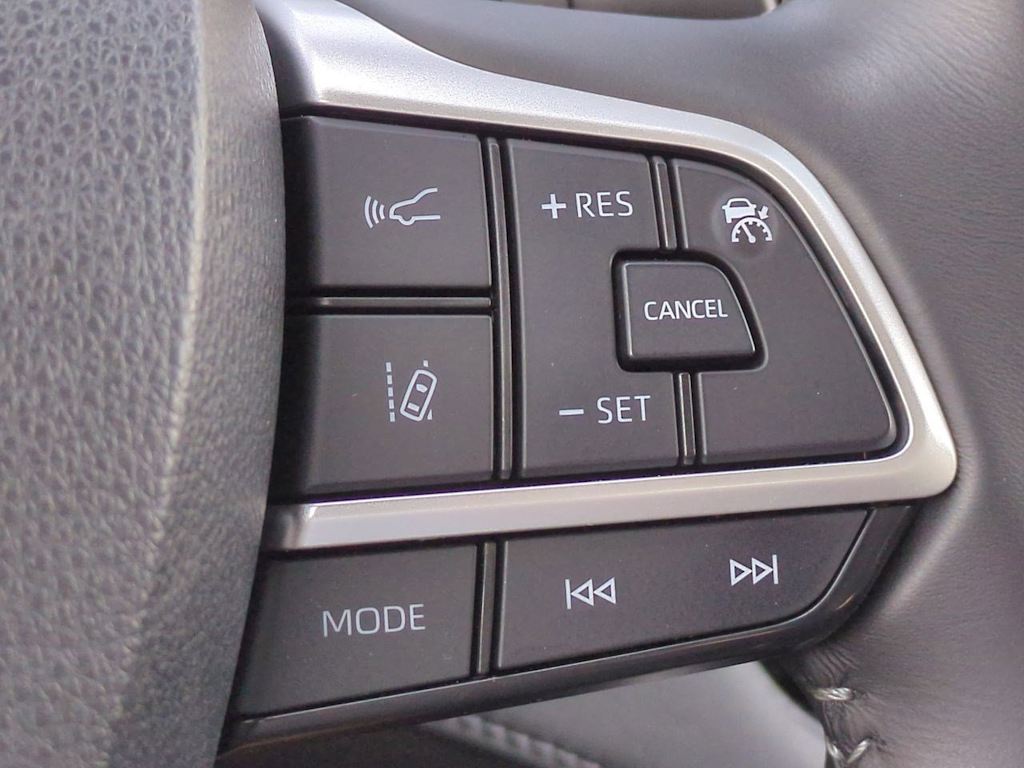 Thumbnail: 2023 Toyota Highlander - 32