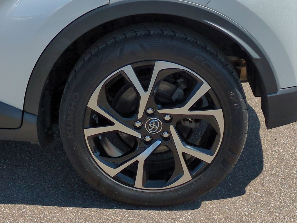 2019 Toyota C-HR LE 24