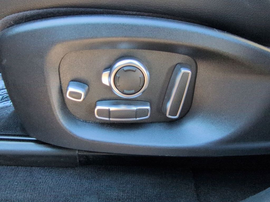 Thumbnail: 2020 Jaguar F-Pace - 26