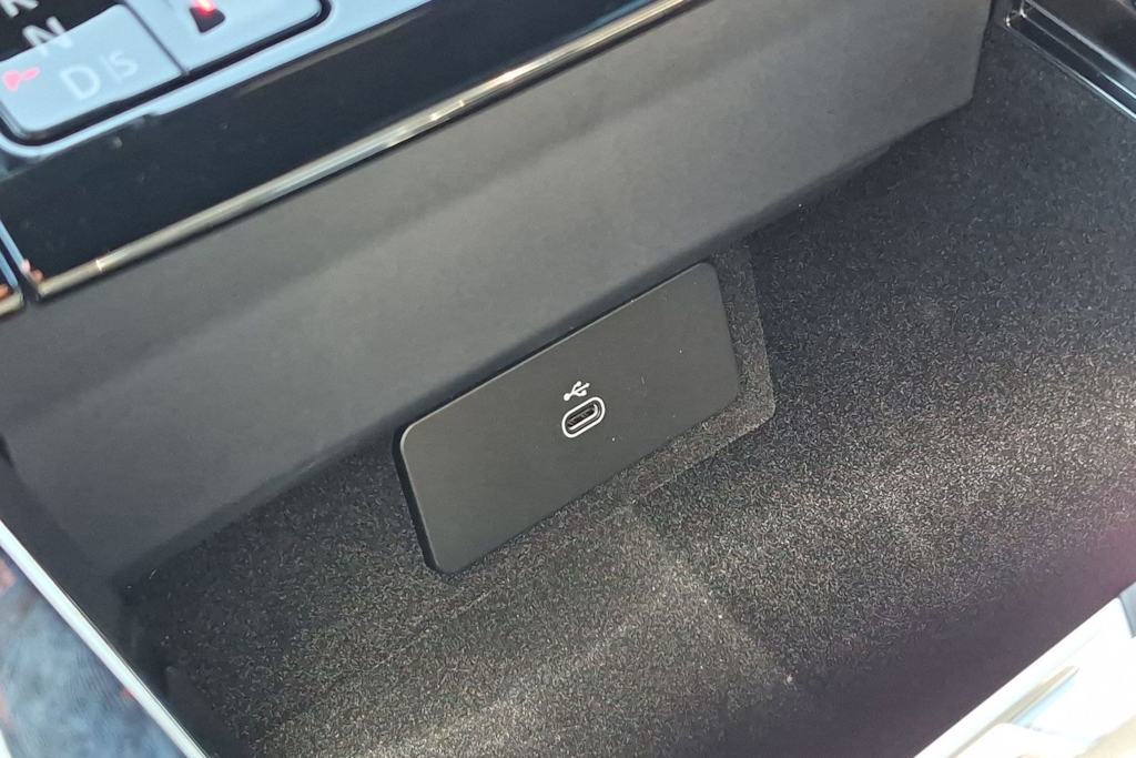 Thumbnail: 2026 Land Rover Range Rover Sport - 35