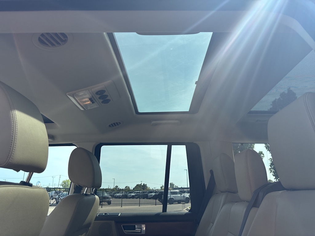Thumbnail: 2016 Land Rover LR4 - 16