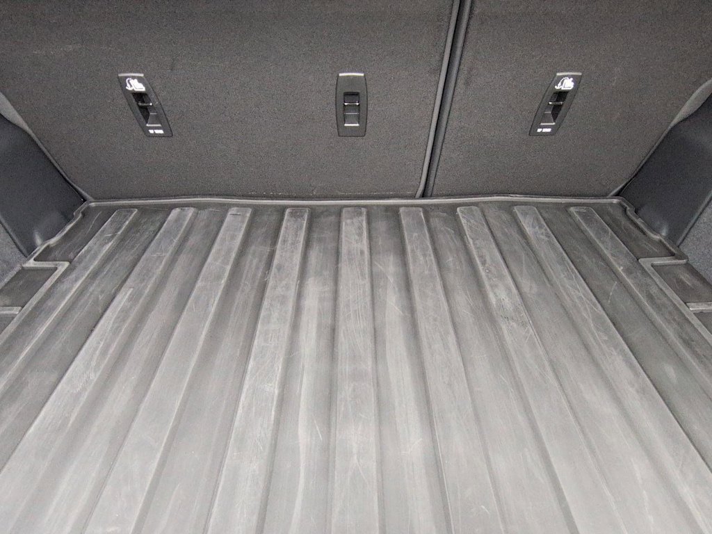 Thumbnail: 2025 Land Rover Discovery Sport - 17