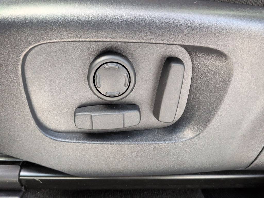 Thumbnail: 2025 Land Rover Discovery Sport - 25