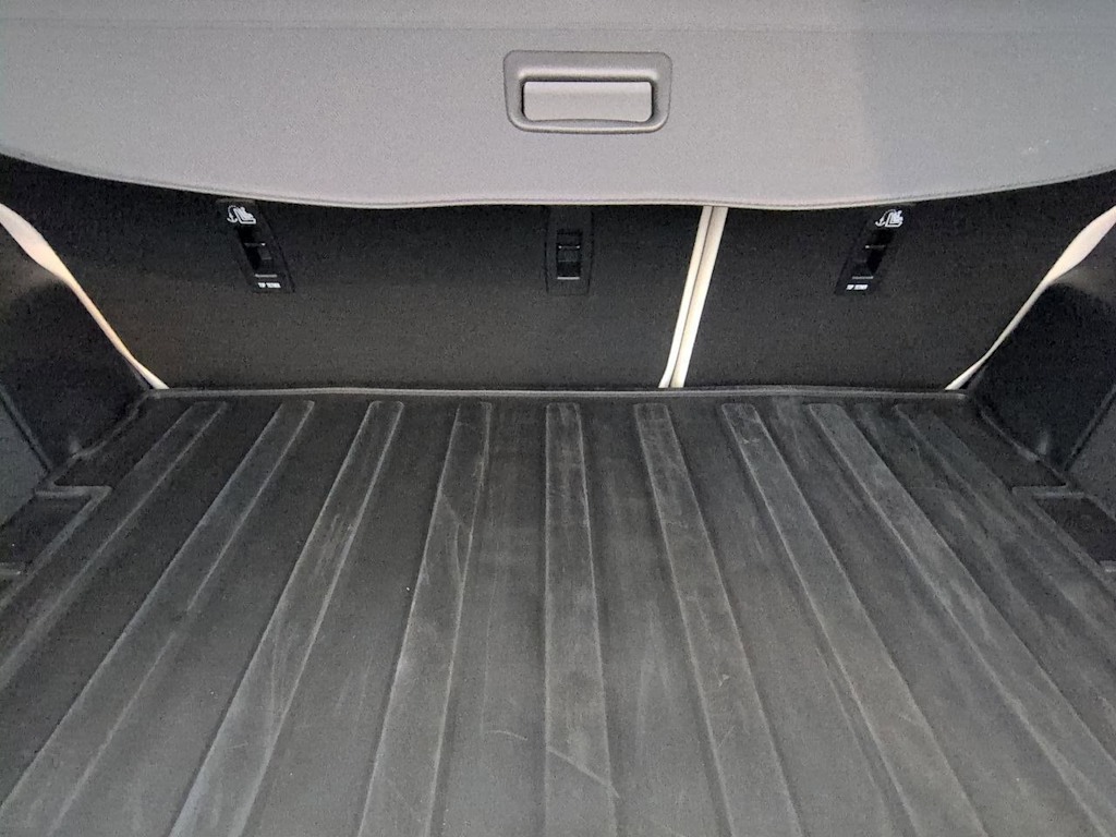 Thumbnail: 2025 Land Rover Discovery Sport - 18