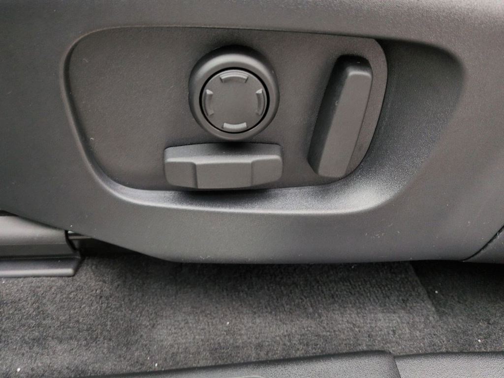 Thumbnail: 2026 Land Rover Discovery Sport - 26