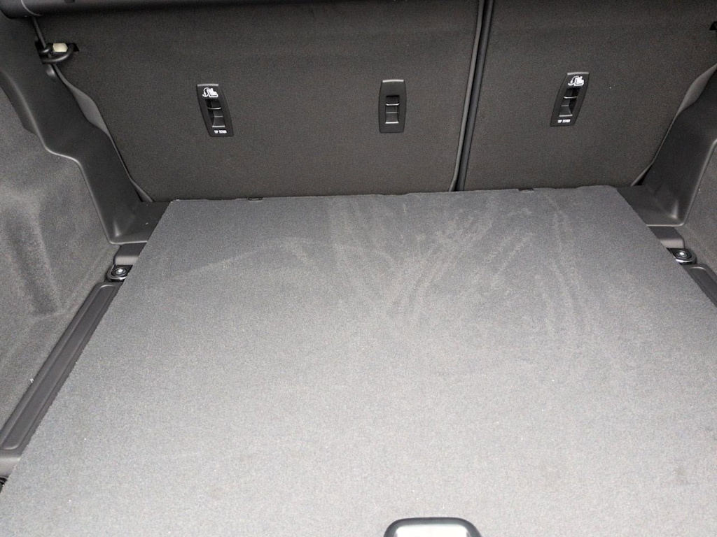 Thumbnail: 2026 Land Rover Discovery Sport - 18