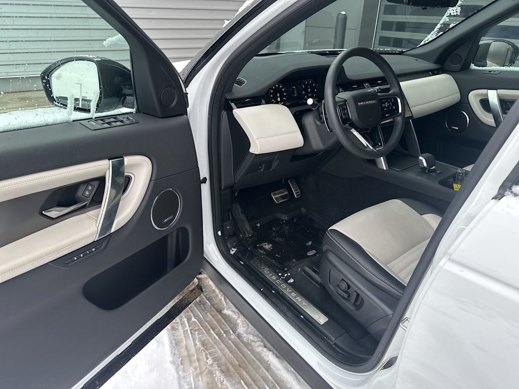 Thumbnail: 2025 Land Rover Discovery Sport - 23