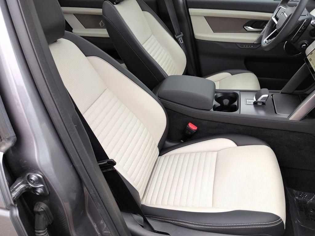 Thumbnail: 2025 Land Rover Discovery Sport - 30