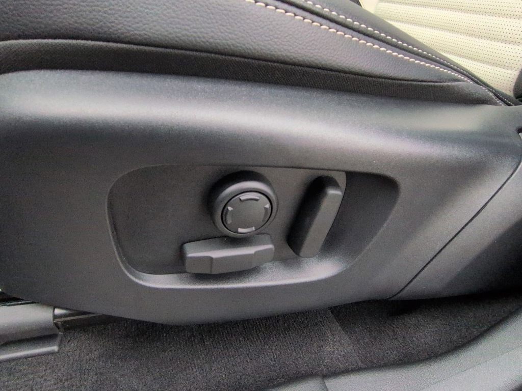 Thumbnail: 2025 Land Rover Discovery Sport - 25