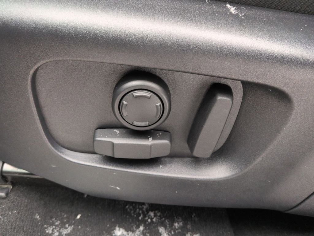 Thumbnail: 2025 Land Rover Discovery Sport - 26