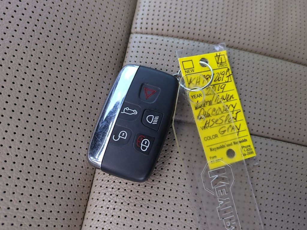 Thumbnail: 2019 Land Rover Discovery Sport - 16