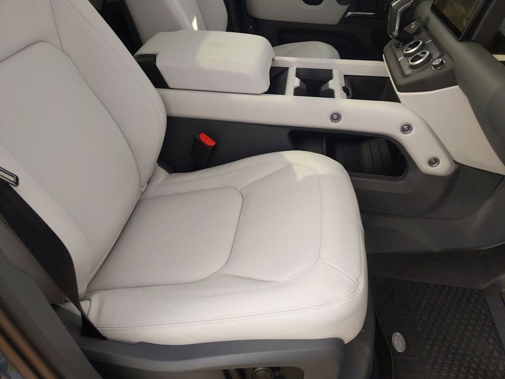 2025 Land Rover Defender 110 28