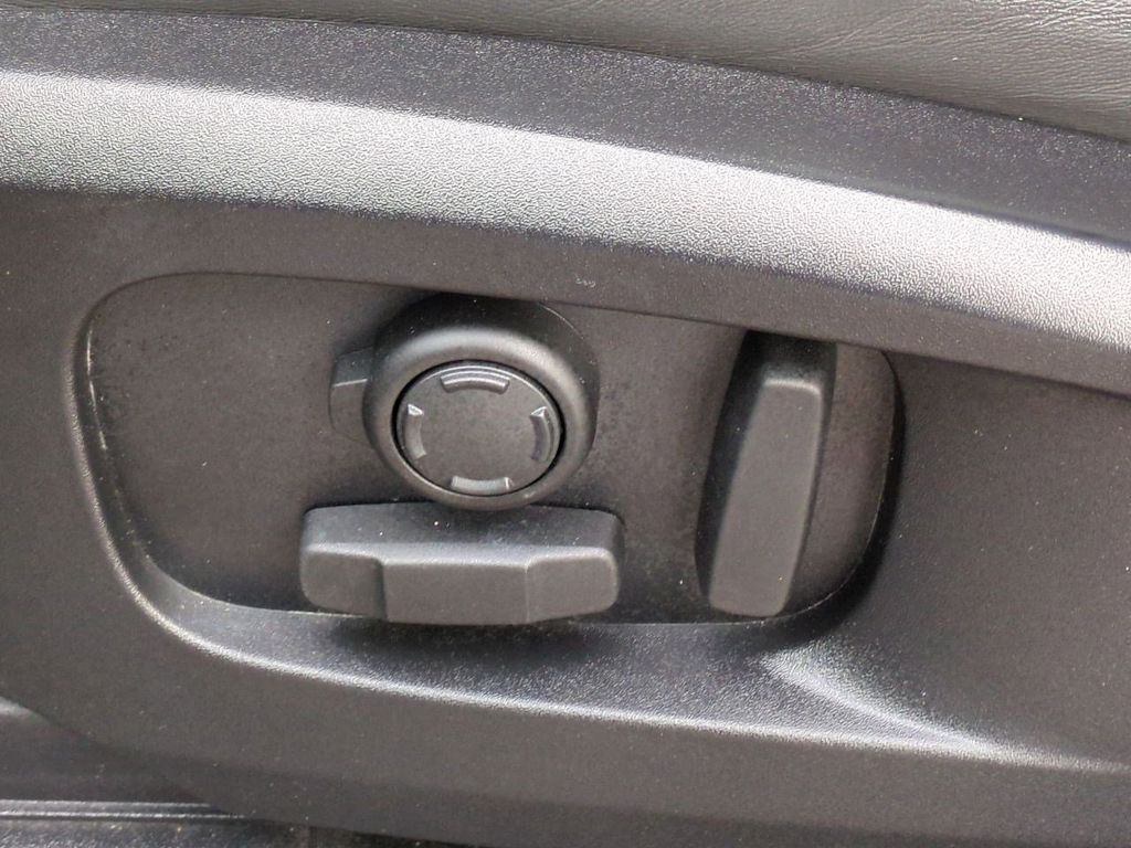 Thumbnail: 2023 Land Rover Defender - 25