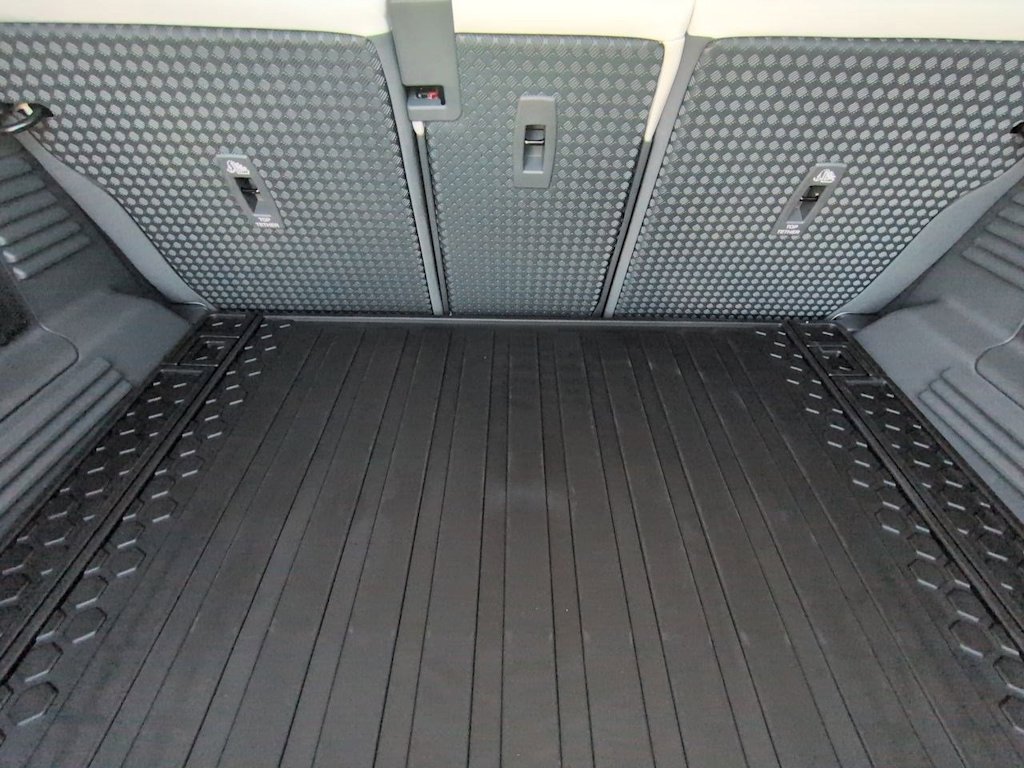 Thumbnail: 2026 Land Rover Defender - 17