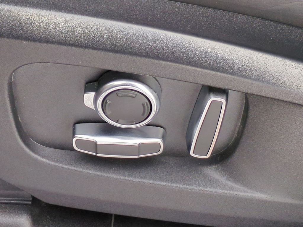 Thumbnail: 2024 Land Rover Defender - 26