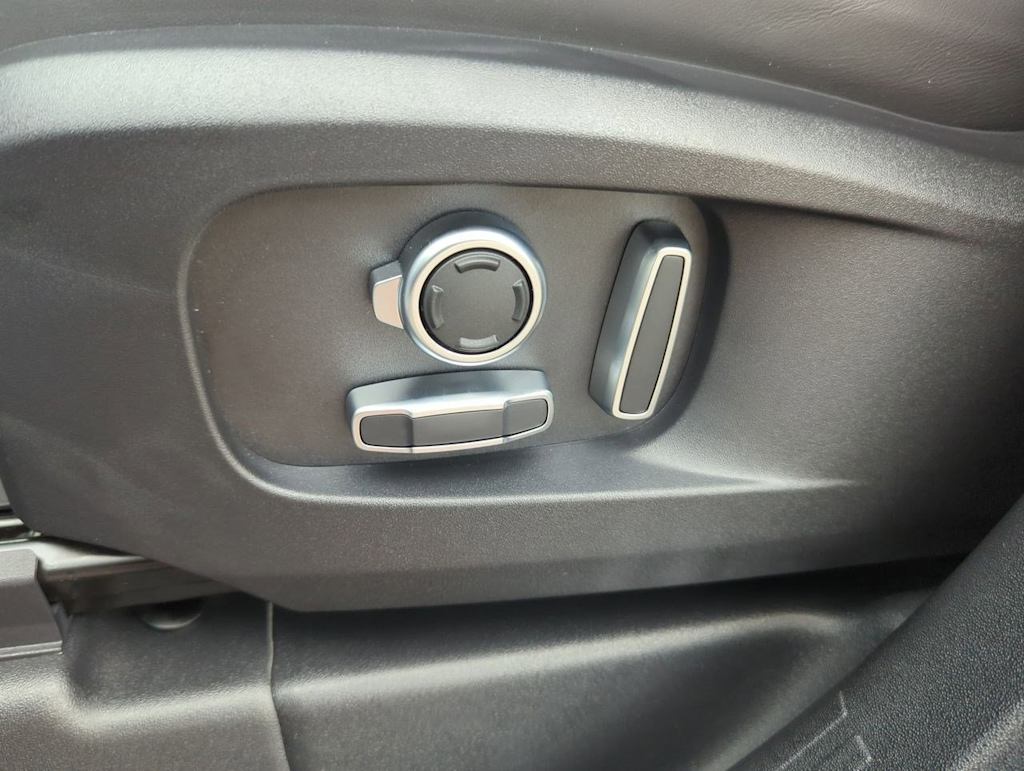 Thumbnail: 2025 Land Rover Defender - 23