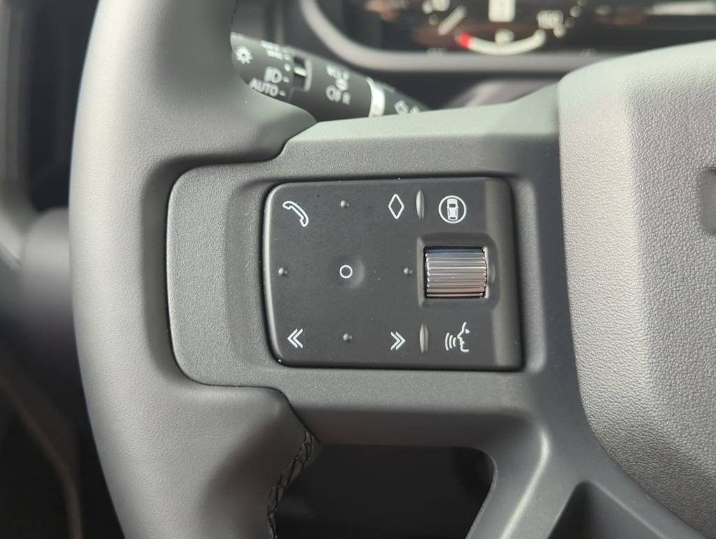 Thumbnail: 2025 Land Rover Defender - 28