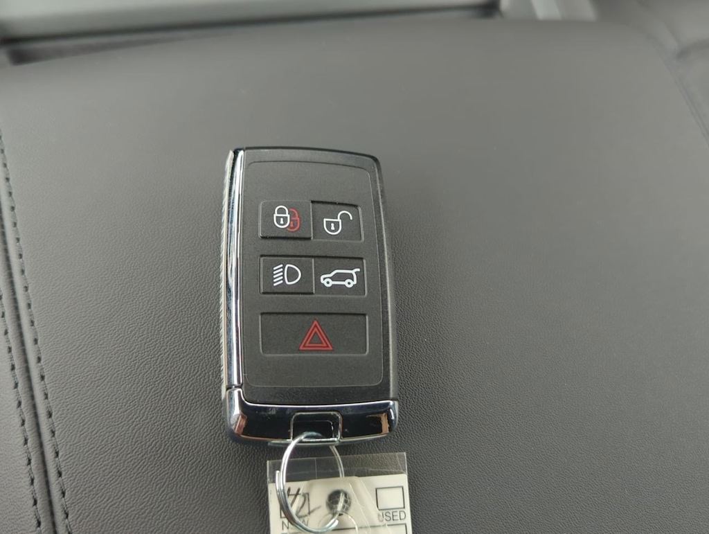 Thumbnail: 2025 Land Rover Defender - 15