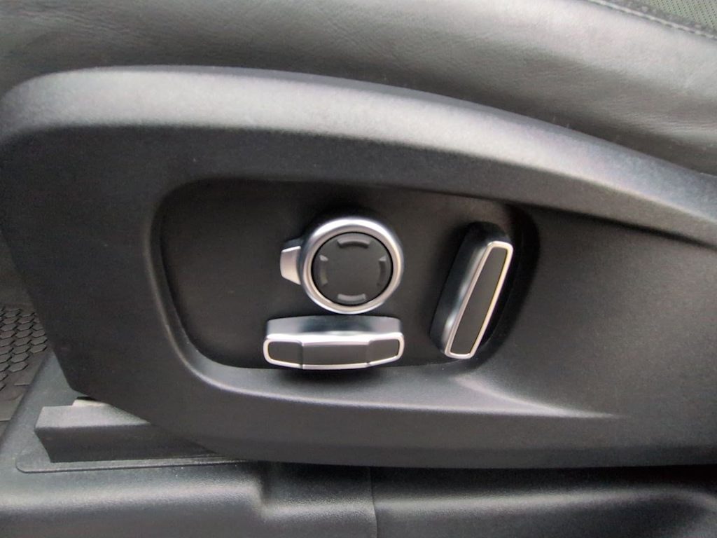 Thumbnail: 2024 Land Rover Defender - 25