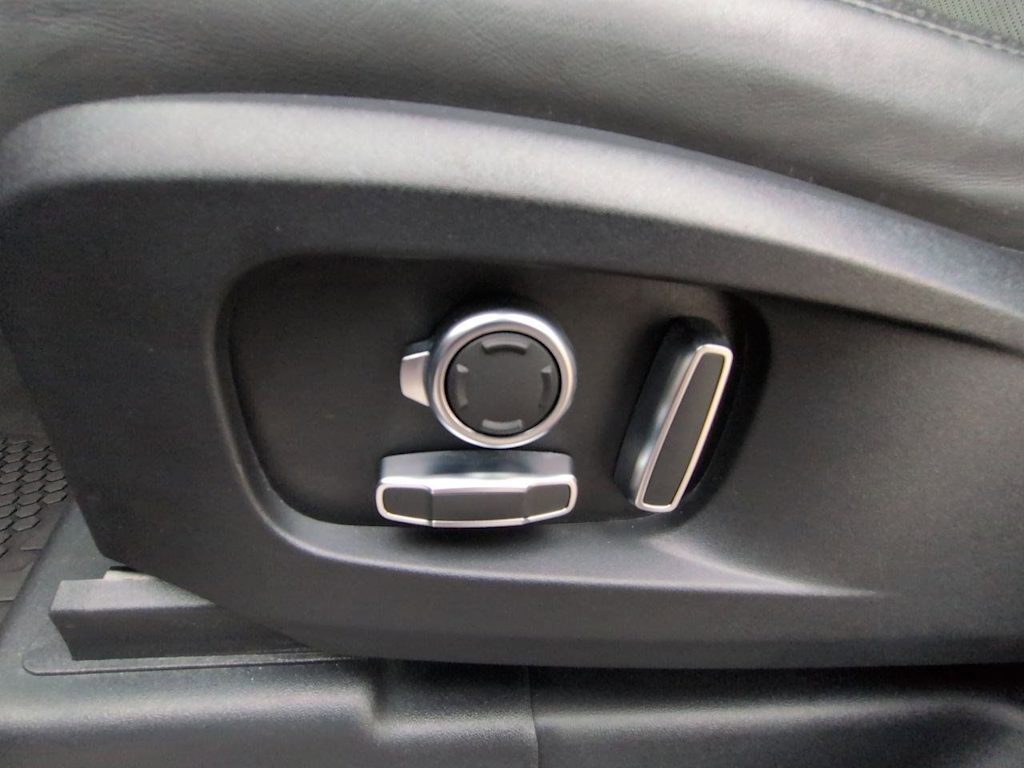 Thumbnail: 2024 Land Rover Defender - 25