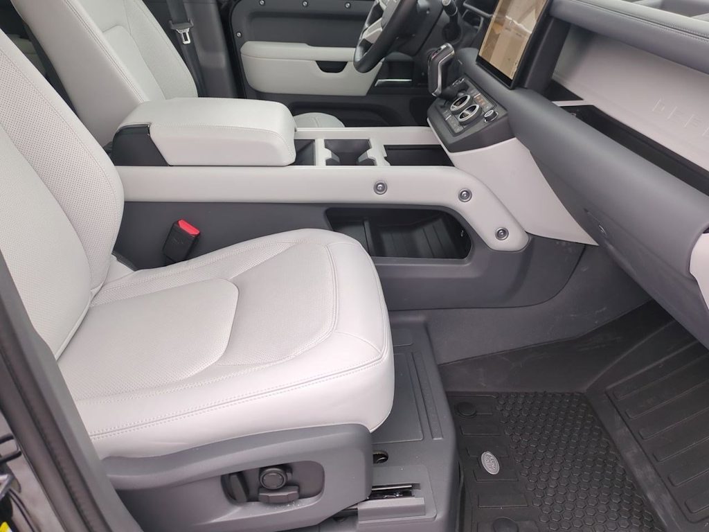 Thumbnail: 2025 Land Rover Defender - 30