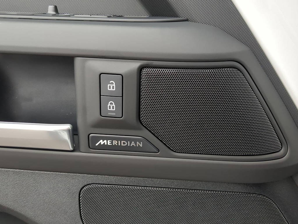2025 Land Rover Defender 110 36