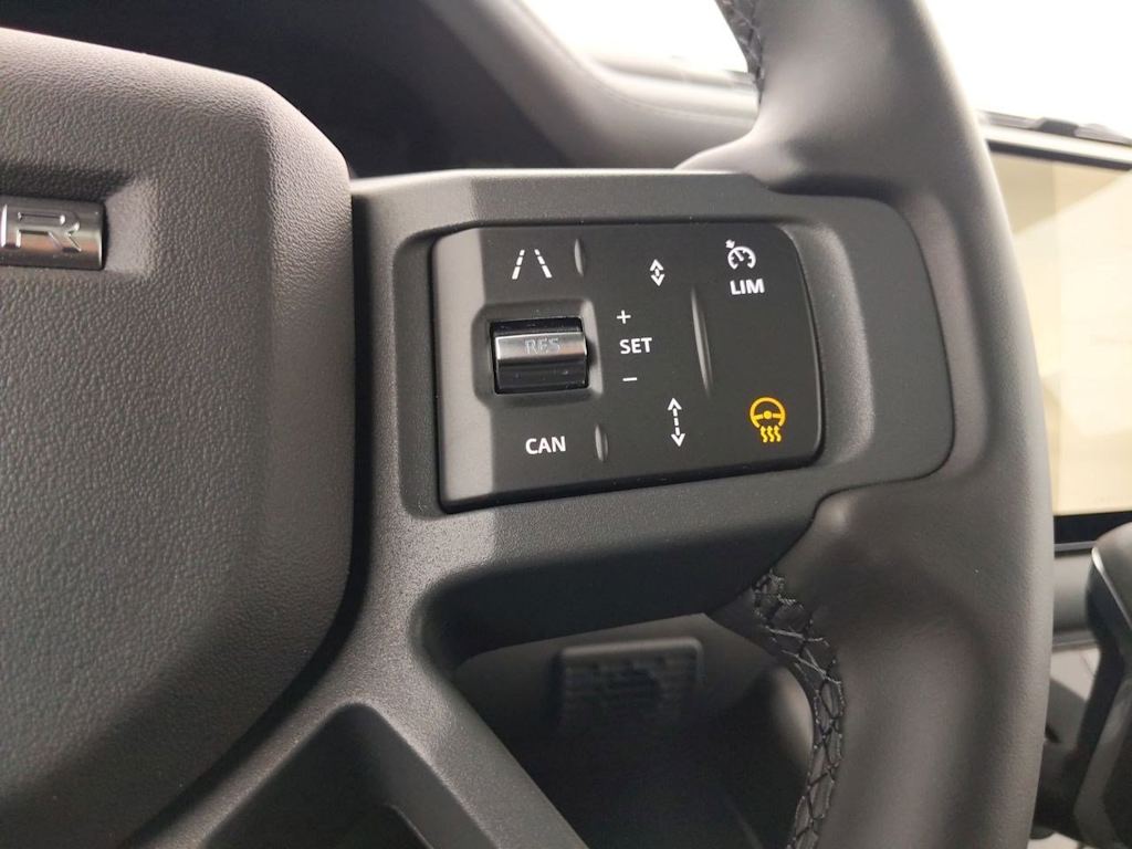 2025 Land Rover Defender 110 31