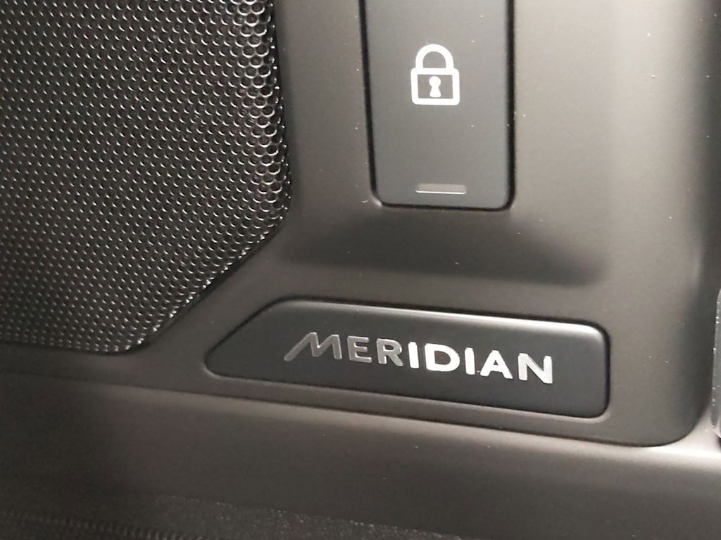 2025 Land Rover Defender 110 34