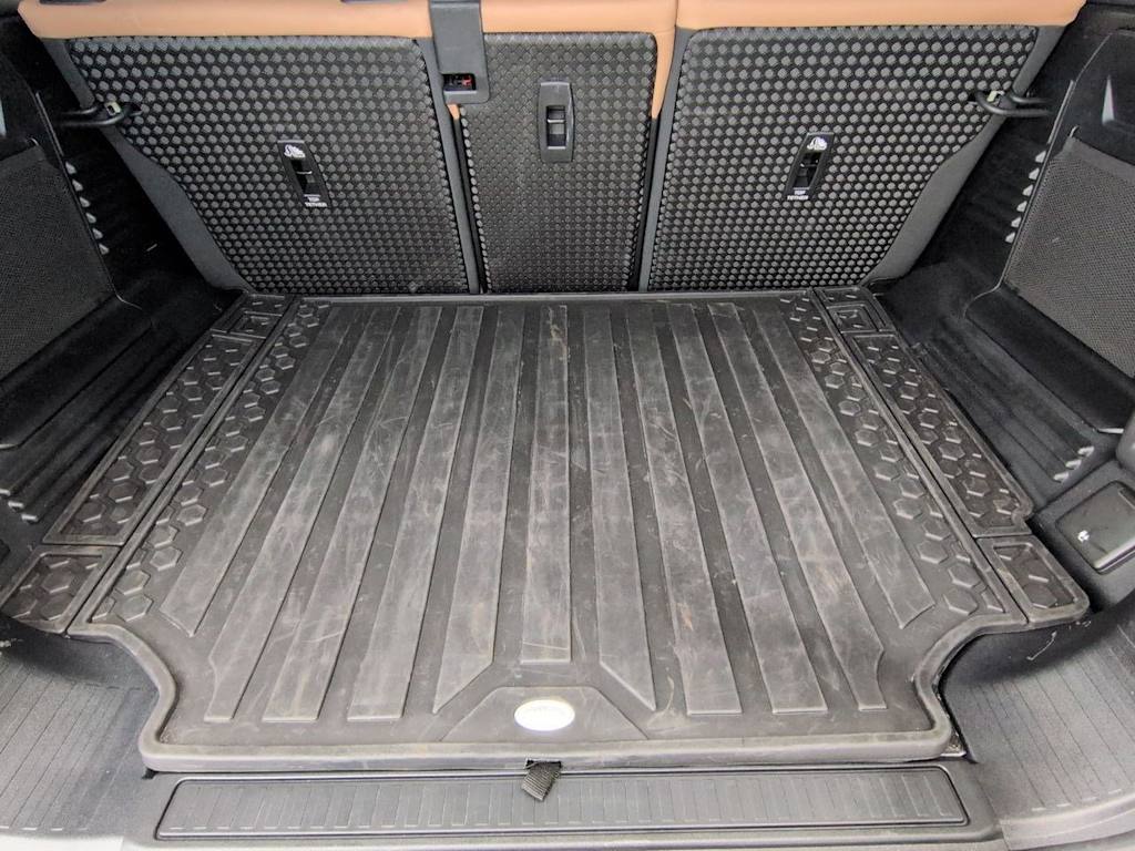 Thumbnail: 2025 Land Rover Defender - 17