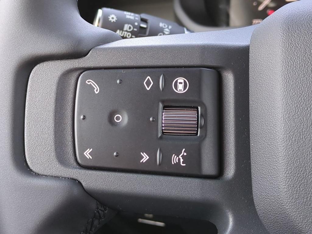 2025 Land Rover Defender 110 32