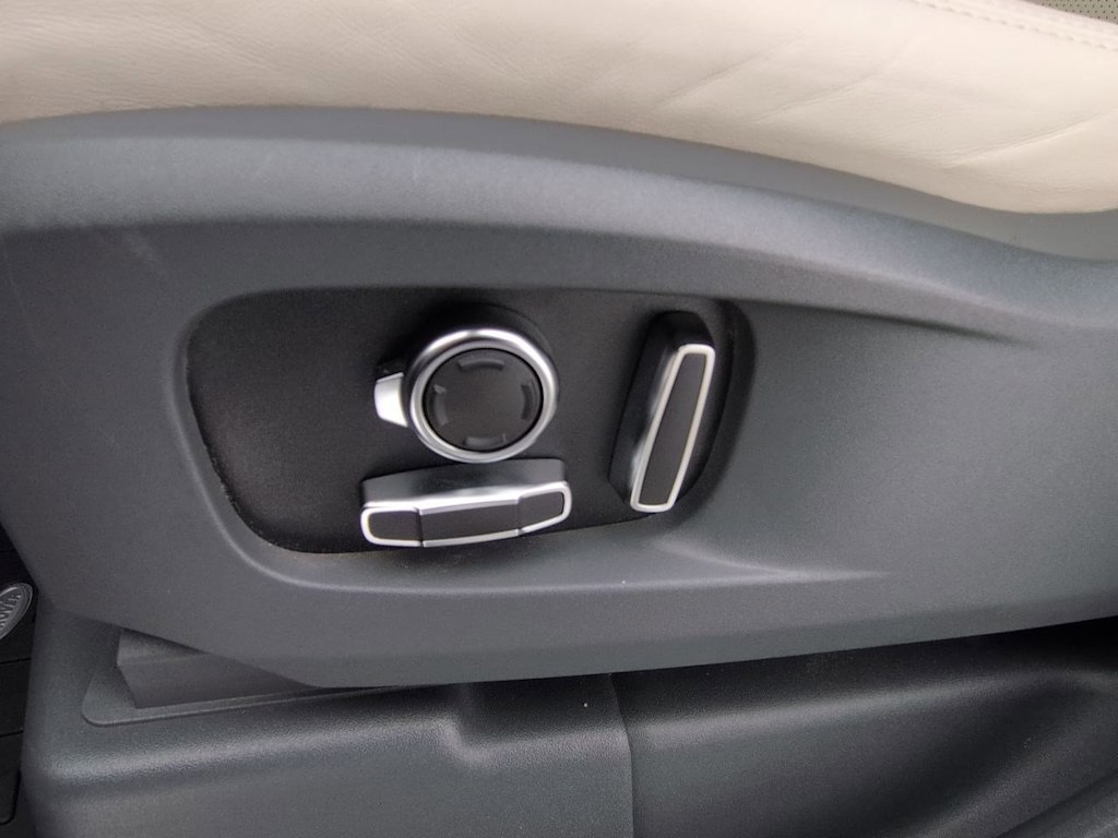 Thumbnail: 2024 Land Rover Defender - 26