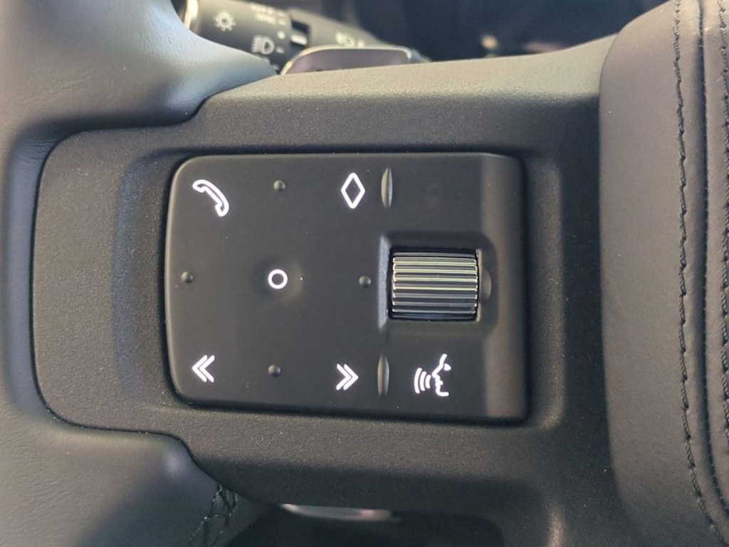 2025 Land Rover Defender 110 30