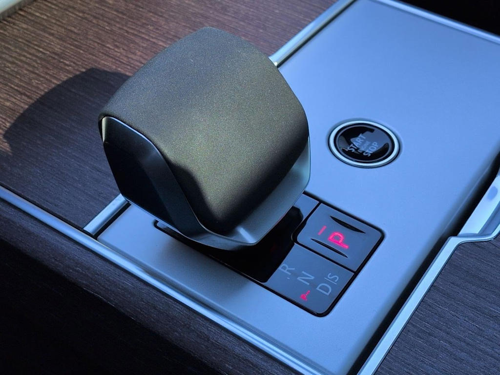 Thumbnail: 2025 Land Rover Range Rover - 36